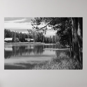 Berg sjö, skeppsdocka som är svartvit poster