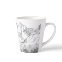 Berg skissade i blyerts på latte-mugg