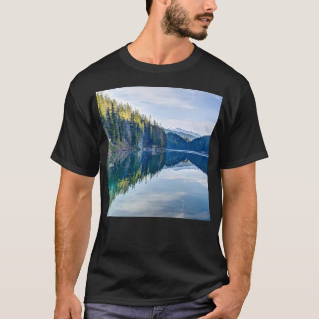 Bergar över Glassy Sjö T Shirt (Framsida)