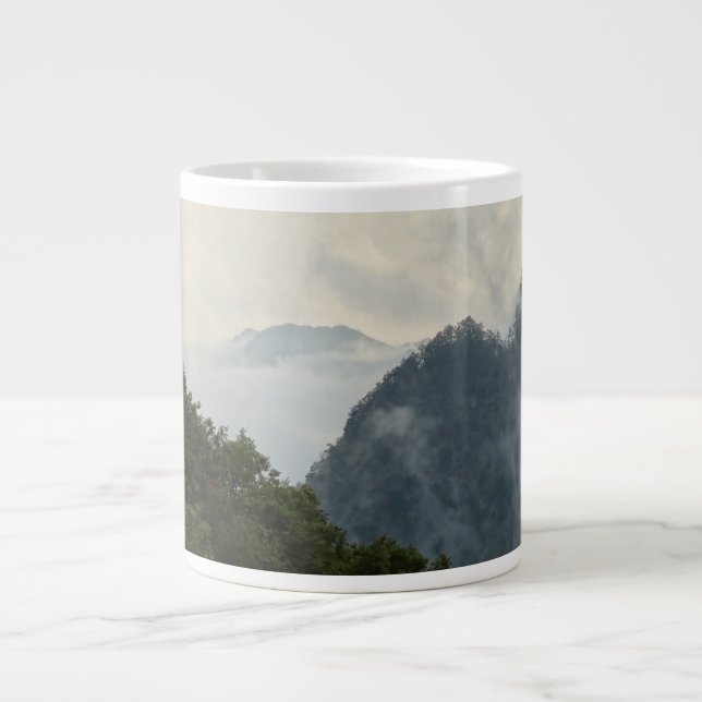 Bergarna i Misty Avstånd på en Jumbo Mugg (Framsidan)
