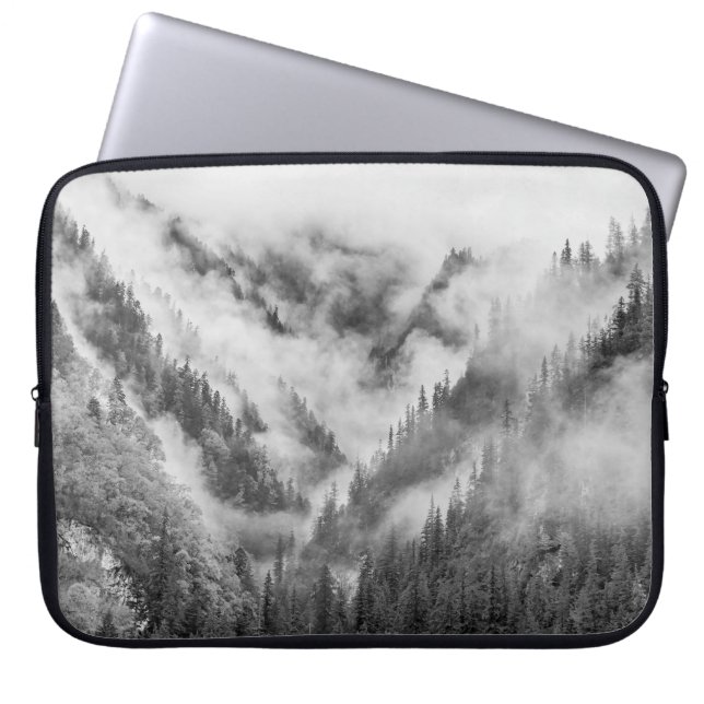 Bergen i dimman. laptop fodral (Framsidan)