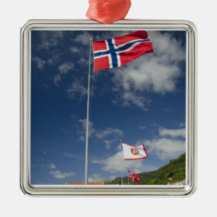 Bergens historiska hamnområde i flaggor julgransprydnad metall