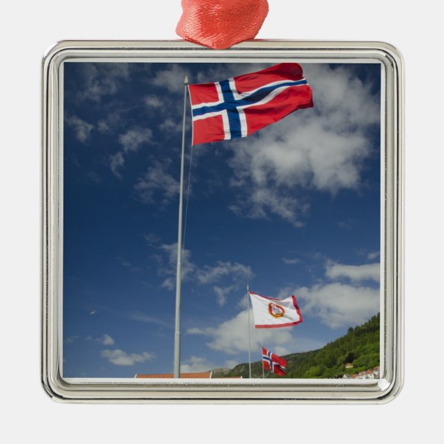 Bergens historiska hamnområde i flaggor julgransprydnad metall (Framsidan)