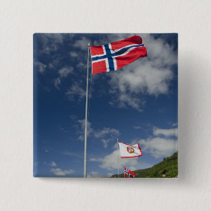 Bergens historiska hamnområde i flaggor knapp