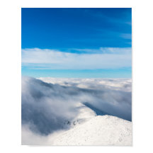 Berger som växer upp ur moln