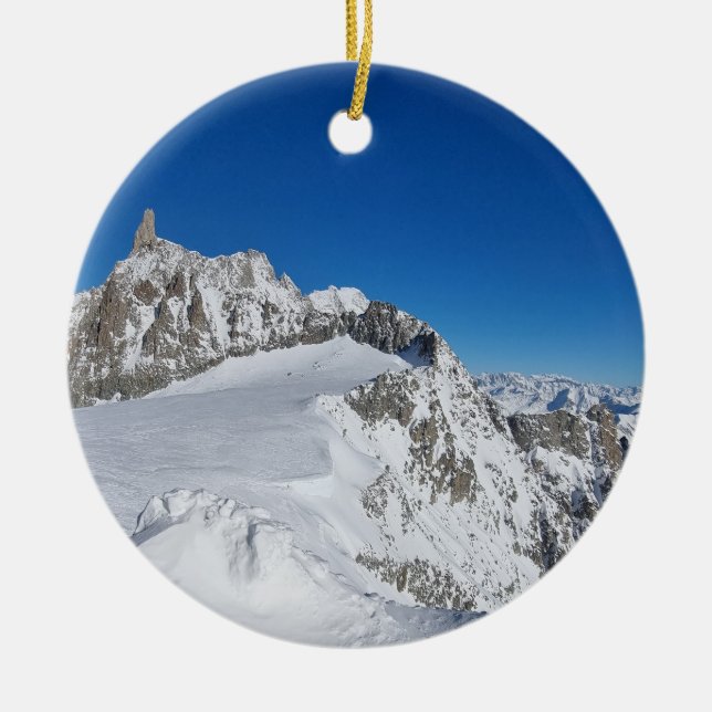 Bergprydnadsföremål i snö täckt av Julgran Julgransprydnad Keramik (Framsidan)