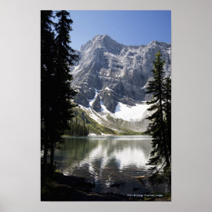 Bergsberg Sjö som avspeglar berggrunden från Träd Poster