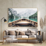 BergskapNatur i Nordiska Sjö Poster<br><div class="desc">Fånga naturens sköna skönhet med den nordiska Sjö bergsnaturen Poster. Med ett stillastående sjö omgivet av stora berg, poster man ut en liten, solitär träbåt som flyter fredligt på vatten, vilket helt och hållet återspeglar den minimalistiska nordliga estetiken. De lugnande tonerna och den typiska scenen väcker en känsla av lugn...</div>