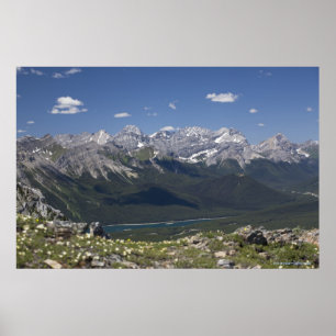 Bergskedja och sjö från överst av ett berg poster