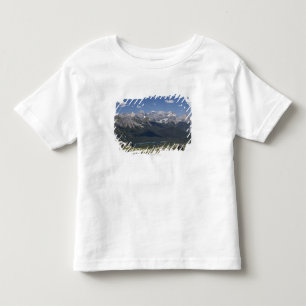 Bergskedja och sjö från överst av ett berg t-shirt