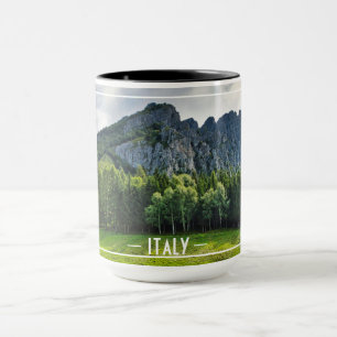 Bergskog med gräs i norra Italien Mugg