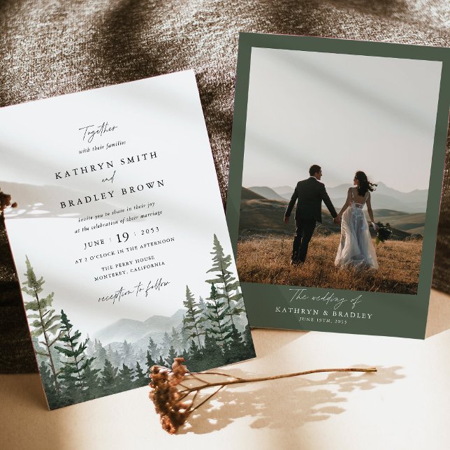 Bergskogs Tall Foto Bak Bröllop Inbjudningar (Mountain forest photo wedding invitation, sage green pine tree wedding suite, outdoor ceremony)