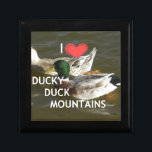 Bergsområdena Ducky anka. Smyckeskrin<br><div class="desc">I kärlek anka och särskilt Anka på berg. Oroa dig inte för att de här anka är i vatten på väg till sin vanliga frukost i nedre delen av sjö. Jag antar att några av de ruttna ängarna kommer att finnas där Vattnen som är så speciella om ankor, det finns...</div>