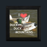 Bergsområdena Ducky anka. Smyckeskrin<br><div class="desc">I kärlek anka och särskilt Anka på berg. Oroa dig inte för att de här anka är i vatten på väg till sin vanliga frukost i nedre delen av sjö. Jag antar att några av de ruttna ängarna kommer att finnas där Vattnen som är så speciella om ankor, det finns...</div>