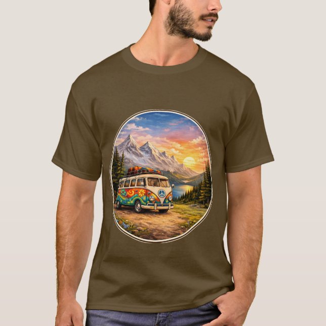 Bergssolnedgång vid sjöscen | Retro Hippie Husbils T Shirt (Framsida)