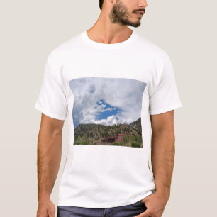 Bergstadslandskap med röda byggnader, t shirt