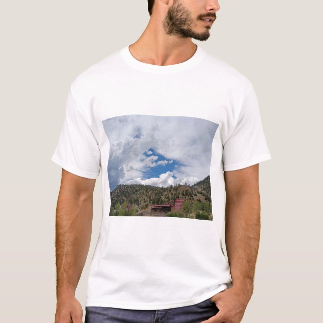 Bergstadslandskap med röda byggnader, t shirt (Framsida)