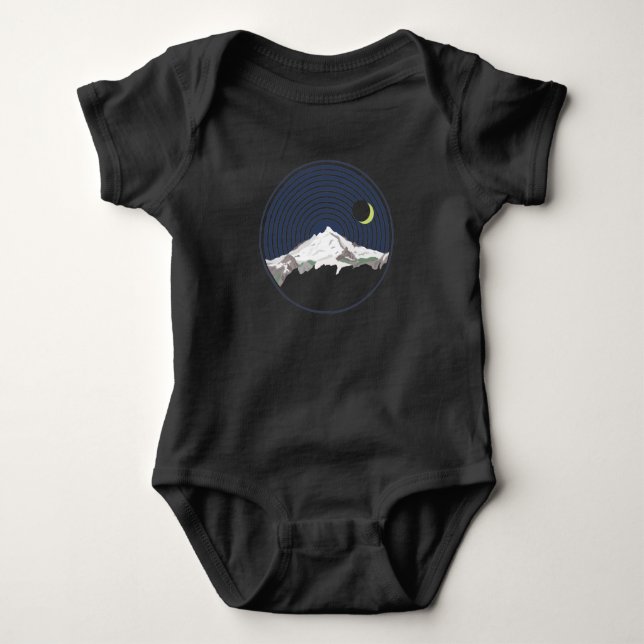 Bergstoppet i snö nattetid t shirt (Framsida)