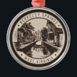 Berkeley Vår Väster Virginia Illustration Badge Julgransprydnad Metall<br><div class="desc">Berkeley Vår retro-vektorrutans utformning. Berkeley Vår,  som är belägen i Väster Virginias berg,  har lockat besökare till sin naturliga hett vår och sin unika,  konstnärliga kultur.</div>