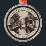 Berkeley Vår Väster Virginia Illustration Badge Julgransprydnad Metall<br><div class="desc">Berkeley Vår retro-vektorrutans utformning. Berkeley Vår,  som är belägen i Väster Virginias berg,  har lockat besökare till sin naturliga hett vår och sin unika,  konstnärliga kultur.</div>