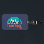 Berlin Tyskland City Skyline Vintage Cityscape Bagagebricka<br><div class="desc">Vintage- och reflexritorier med vackra skyliner,  attraktion och cityscape-konst. Coola skyscraper och byggnad silhuette illustrerar handelsvara för turister och resenärer. Perfekt som souvenir att ta med sig hem när man reser. Spara minnet av din resa och semester med familj och vänner. Bakgrunden till färg kan anpassas till färg.</div>