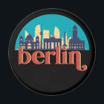 Berlin Tyskland City Skyline Vintage Cityscape Magnet<br><div class="desc">Vintage- och reflexritorier med vackra skyliner, attraktion och cityscape-konst. Coola skyscraper och byggnad silhuette illustrerar handelsvara för turister och resenärer. Perfekt som souvenir att ta med sig hem när man reser hela världen runt. Spara minnet av din resa och semester med familj och vänner. Bakgrunden till färg kan anpassas till...</div>