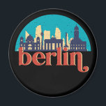 Berlin Tyskland City Skyline Vintage Cityscape Magnet<br><div class="desc">Vintage- och reflexritorier med vackra skyliner, attraktion och cityscape-konst. Coola skyscraper och byggnad silhuette illustrerar handelsvara för turister och resenärer. Perfekt som souvenir att ta med sig hem när man reser hela världen runt. Spara minnet av din resa och semester med familj och vänner. Bakgrunden till färg kan anpassas till...</div>