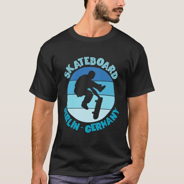 Berlin Tyskland Skateboardare Urn Skateboard  T Shirt (Framsida)