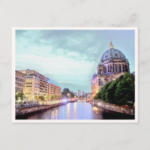 Berlins domkyrka vid floden Spree på natten Vykort