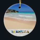 Bermuda Horseshoe Bay Rosa Sand Beach-jul Julgransprydnad Keramik<br><div class="desc">Visning kärlek för landet i Bermuda i julhelg med denna festliga julprydnad! Den har ett foto av en underbar rosa sandstrand i Bermuda och innehåller också ett färg-kollage med Bermuda-stranden och havsplatser.</div>