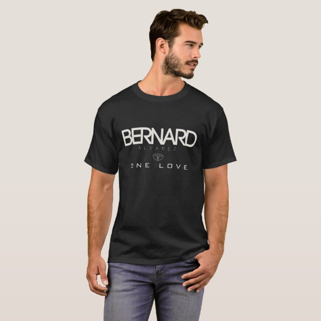 Bernard en kärlek BlackTee T Shirt (Hel framsida)