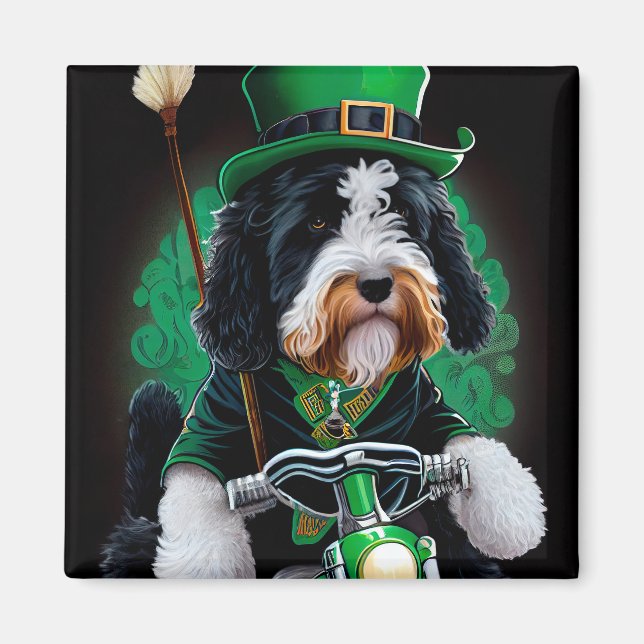 Bernedoodle Dog driving bike St. Patrick's Day Magnet (Framsidan)