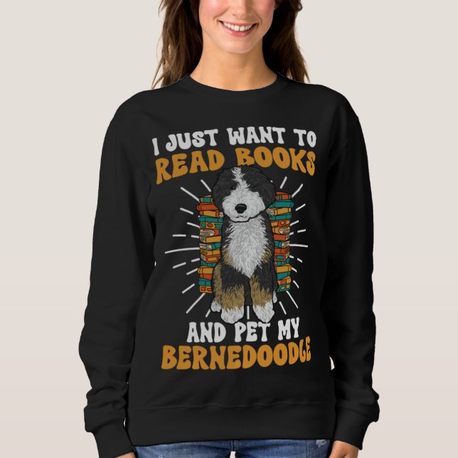 Bernedoodle Dog Reading Books Bernedoodle T Shirt (Framsida)