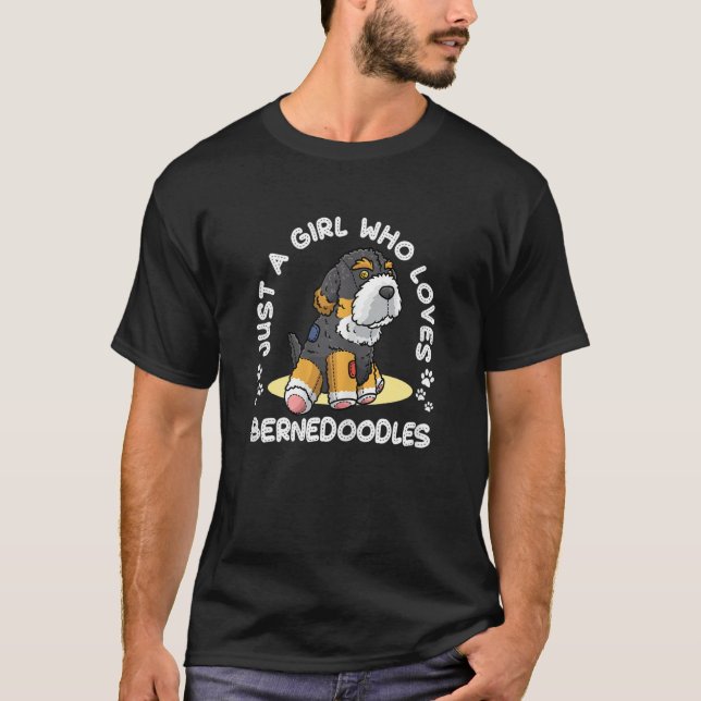 Bernedoodle Dog With Stuffed Animal T Shirt (Framsida)
