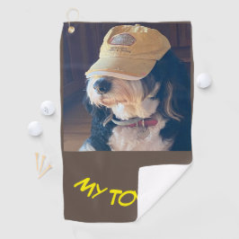 Bernedoodle hund i gult golffoto med golfsockel