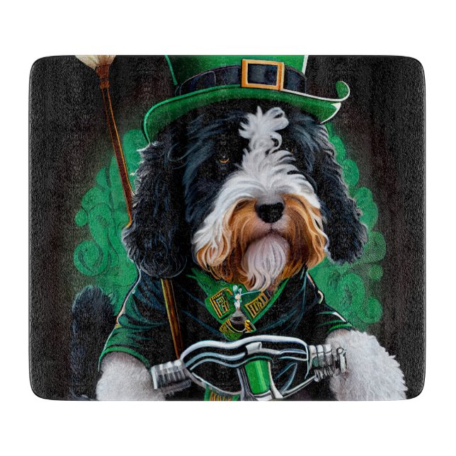 Bernedoodle hund kör cykel St. Patricks dag (Framsidan)