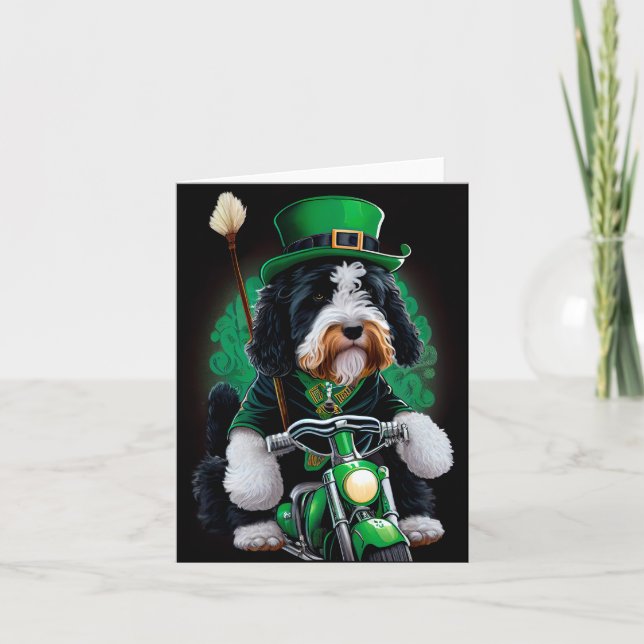 Bernedoodle Hund kör cykel St. Patrick's Day Kort (Framsida)