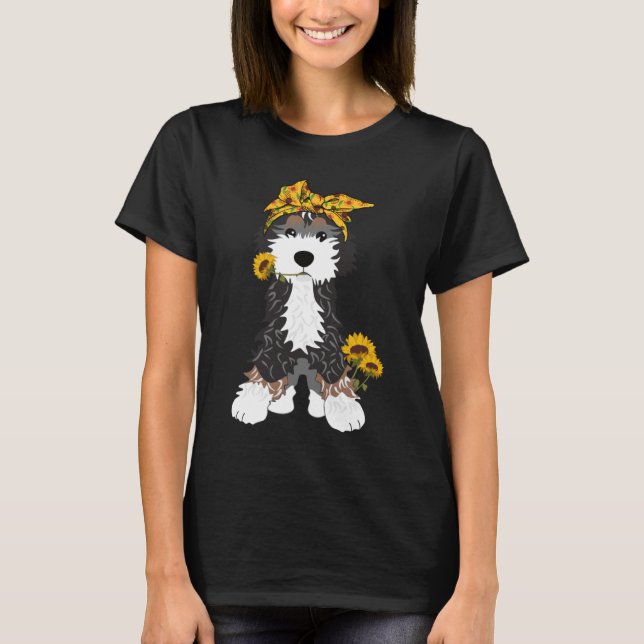 Bernedoodle Hund med solblommor T Shirt (Framsida)