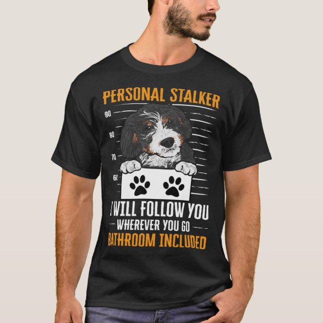 Bernedoodle Hund Personal Stalker Bernedoodle T Shirt (Framsida)