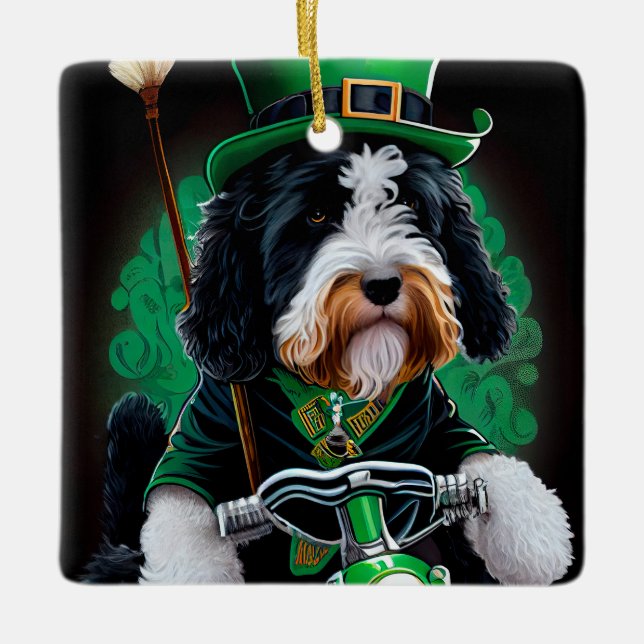 Bernedoodle-Hund som kör cykel St. Patrick's Day Julgransprydnad Keramik (Framsida)