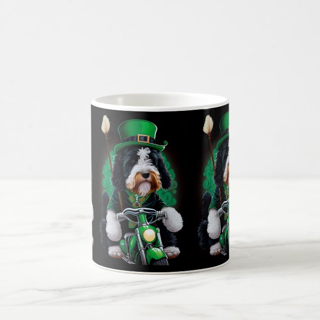 Bernedoodle-Hund som kör cykel St. Patrick's Day Kaffemugg (Center)