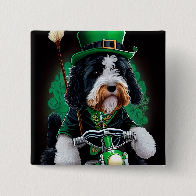 Bernedoodle-Hund som kör cykel St. Patrick's Day Knapp (Framsida)