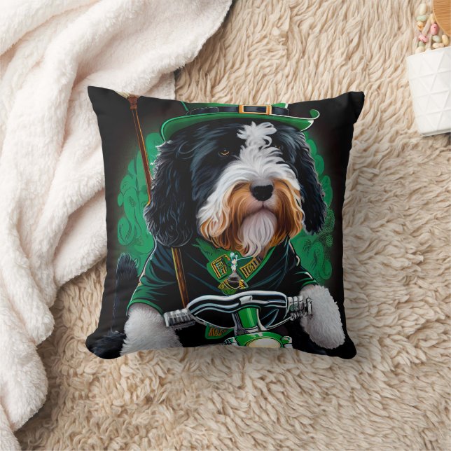Bernedoodle-Hund som kör cykel St. Patrick's Day Kudde (Filt)