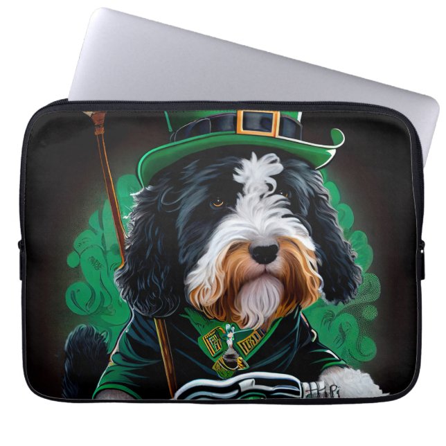 Bernedoodle-Hund som kör cykel St. Patrick's Day Laptop Fodral (Framsidan)