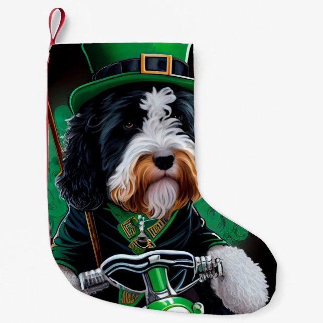 Bernedoodle-Hund som kör cykel St. Patrick's Day Liten Julstrumpa (Framsidan)