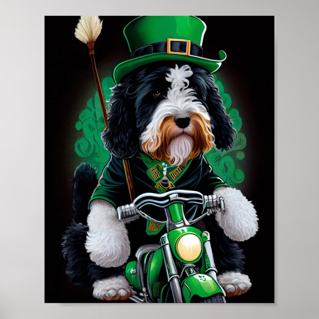Bernedoodle-Hund som kör cykel St. Patrick's Day Poster (Framsidan)