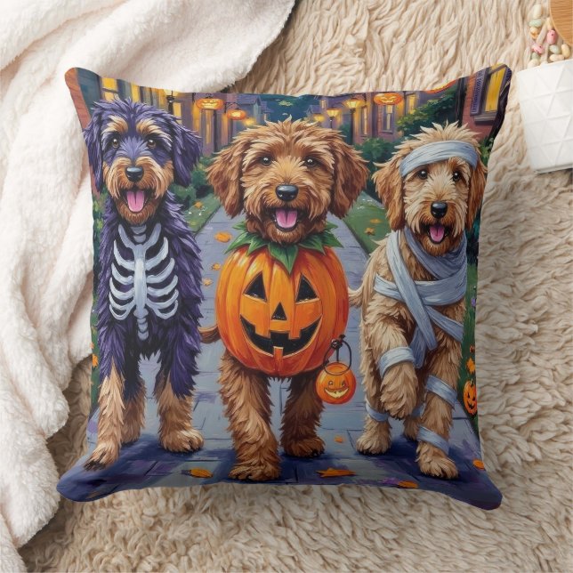 Bernedoodle Hundar eller Busar på Halloween Kudde (Filt)