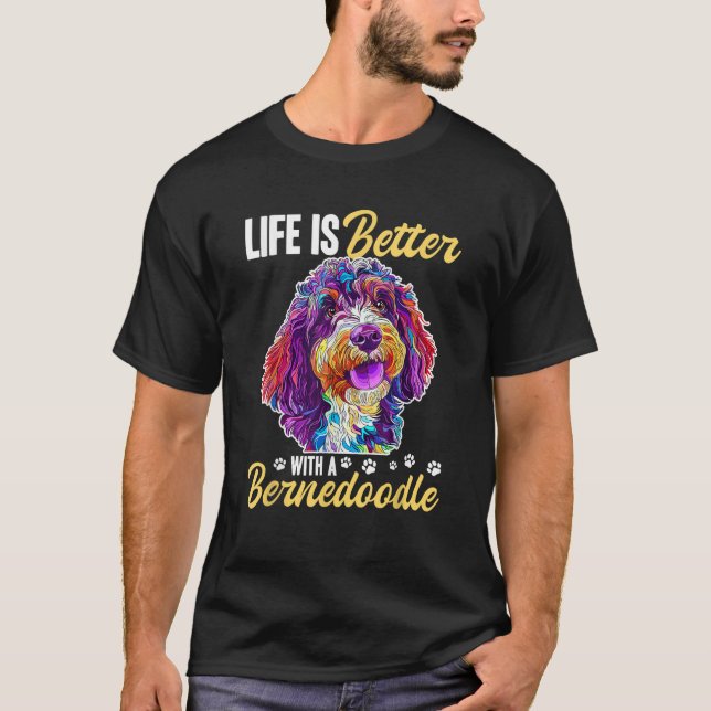 Bernedoodle Hundras Livet är Bättre med en Berned T Shirt (Framsida)