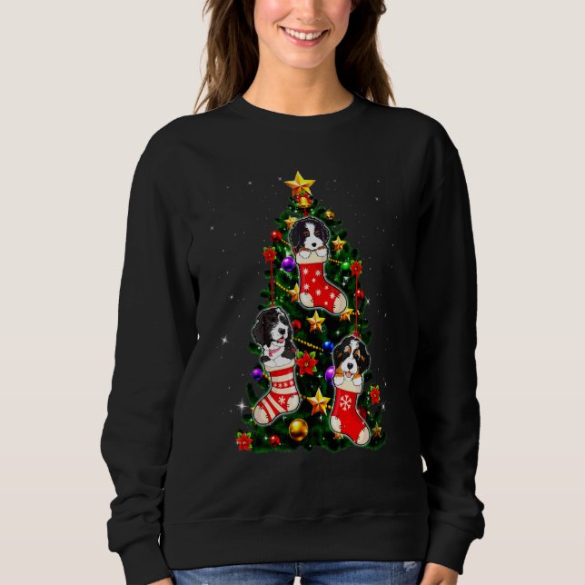Bernedoodle i strumpa julgran Xmas ljus jul T Shirt (Framsida)