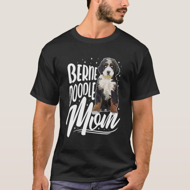 Bernedoodle Mamma Hund T Shirt (Framsida)